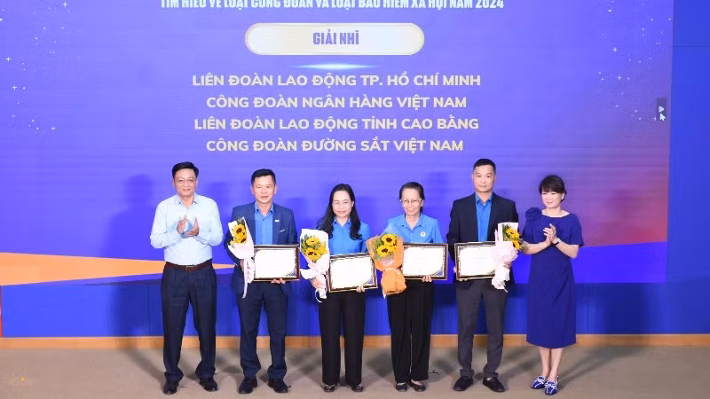 Các tác giả đoạt giải nhì cuộc thi.