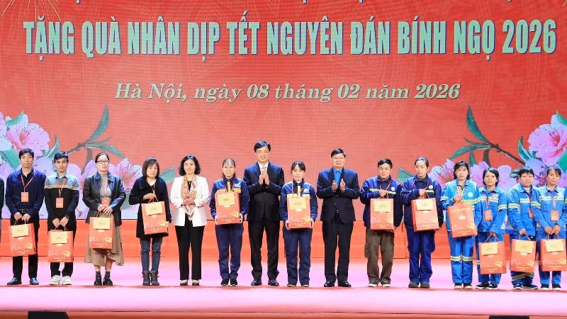 Các đồng chí lãnh đạo Trung ương, Thành phố Hà Nội trao quà Tết tặng công nhân, lao động Thủ đô.