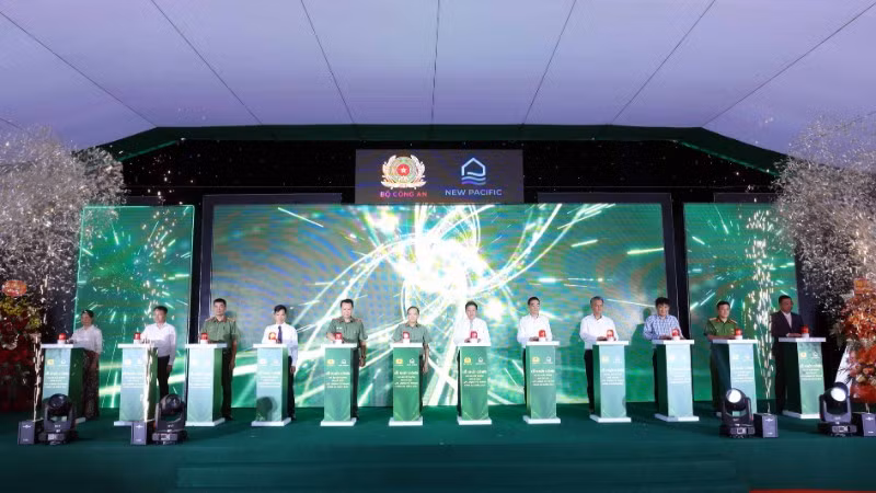 Các đại biểu thực hiện nghi lễ khởi công Dự án.