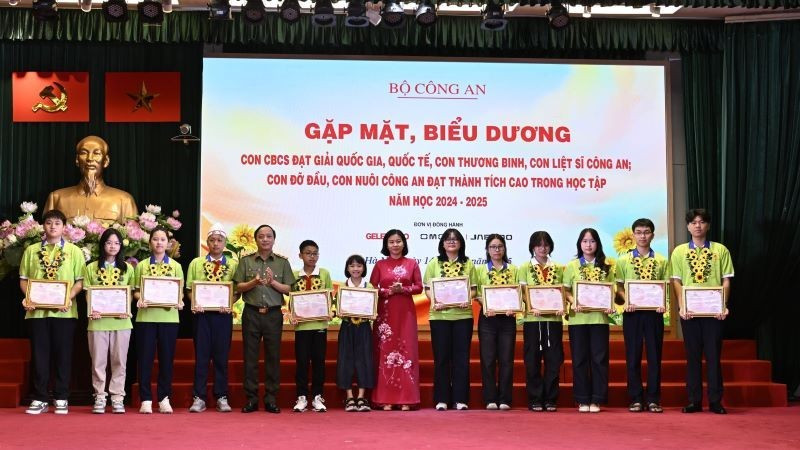 Trung tướng Đặng Hồng Đức và Chủ tịch Hội Liên hiệp phụ nữ Việt Nam Nguyễn Thị Tuyến trao quà, khen thưởng các cháu tham dự chương trình.