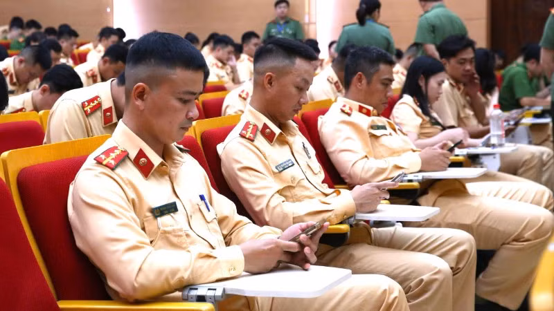 Cán bộ, chiến sĩ Công an thành phố Hà Nội tham gia kỳ thi kết thúc khóa học trực tuyến đào tạo kỹ năng số, chuyển đổi số và ứng dụng trí tuệ nhân tạo thông qua nền tảng "Bình dân học vụ số".