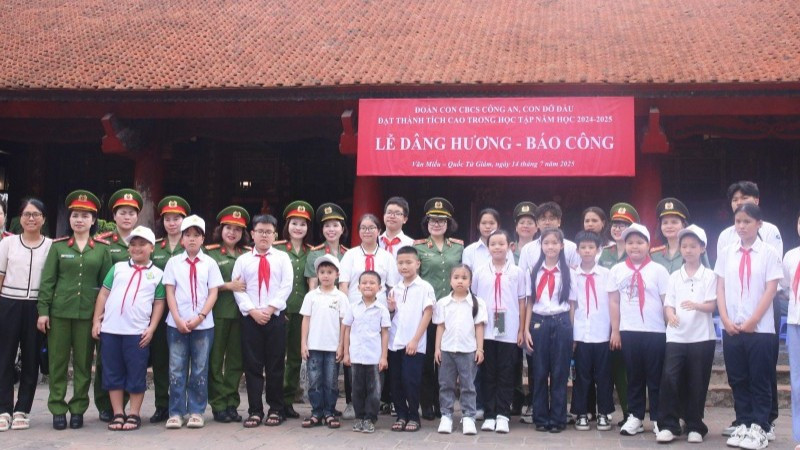 Các đại biểu tham dự dâng hương, báo công tại Văn Miếu-Quốc Tử Giám.