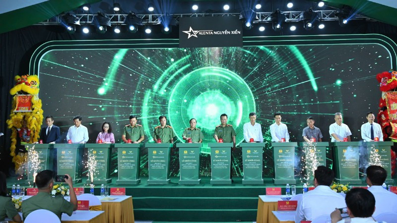 Các đại biểu thực hiện nghi thức khởi công.