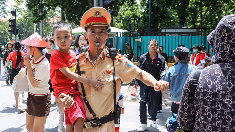 Cảnh sát giao thông hỗ trợ nhân dân đi xem tổng hợp luyện diễu binh, diễu hành.