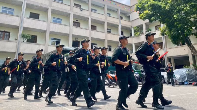 Các chiến sĩ Cảnh sát đặc nhiệm lên đường làm nhiệm vụ.