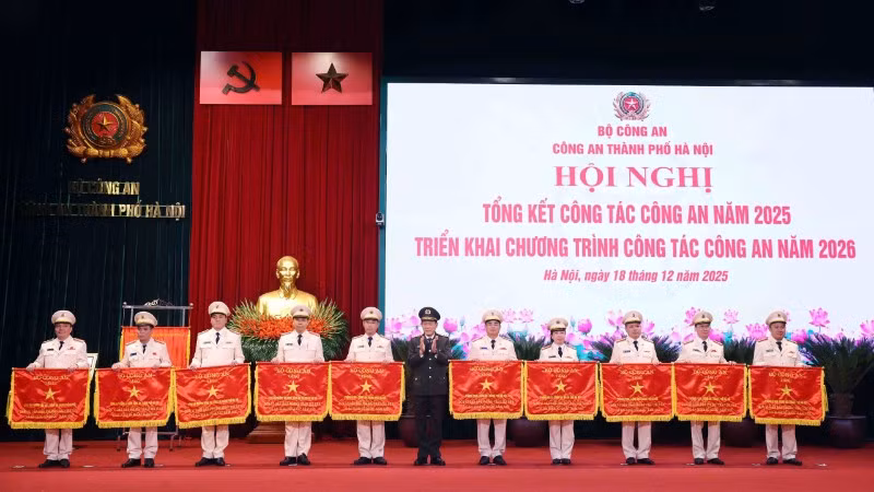 Bộ trưởng Công an Lương Tam Quang trao cờ tặng các đơn vị dẫn đầu trong phong trào thi đua "Vì an ninh Tổ quốc" năm 2025.