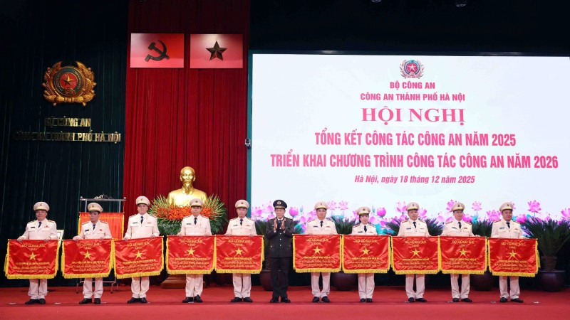 Bộ trưởng Công an Lương Tam Quang trao cờ tặng các đơn vị dẫn đầu trong phong trào thi đua "Vì an ninh Tổ quốc" năm 2025.