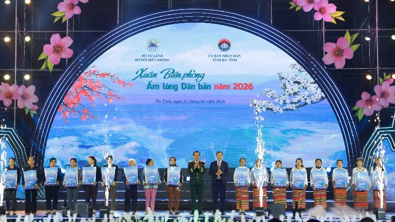 Thượng tướng Lê Đức Thái và đồng chí Hoàng Trung Dũng trao quà tặng 20 hộ gia đình có hoàn cảnh khó khăn của xã Hương Xuân.