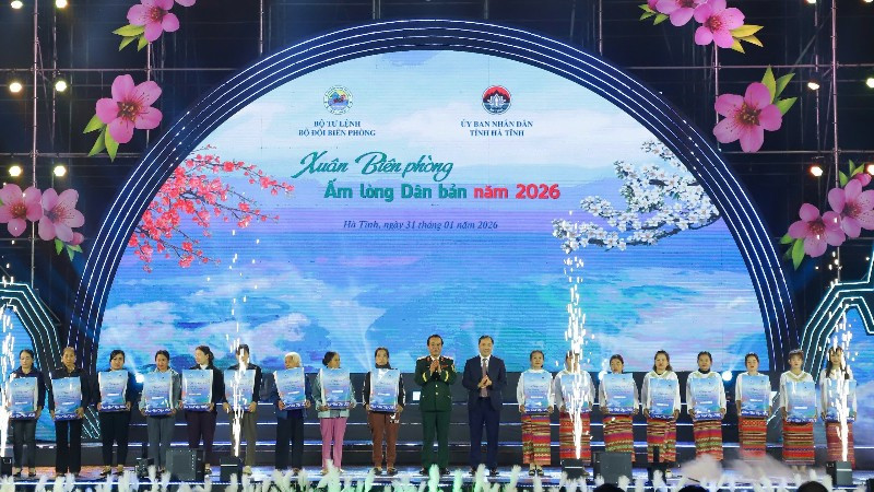 Thượng tướng Lê Đức Thái và đồng chí Hoàng Trung Dũng trao quà tặng 20 hộ gia đình có hoàn cảnh khó khăn của xã Hương Xuân.