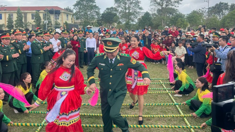 Xuân Biên phòng, ấm lòng dân bản tại xã Hương Xuân, Hà Tĩnh.