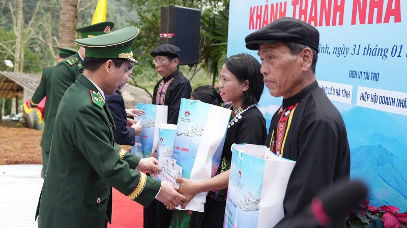 Thiếu tướng Vũ Quốc Ân, Phó Chính ủy Bộ đội Biên phòng trao quà tặng các gia đình tại Bản Giàng 2.