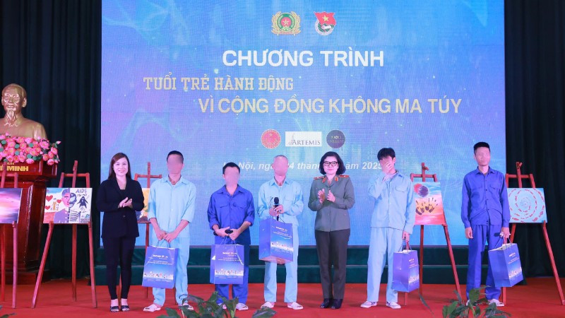 Thiếu tướng Ngô Hoài Thu, Phó Cục trưởng Công tác Chính trị, Bộ Công an tặng quà cho học viên cai nghiện.