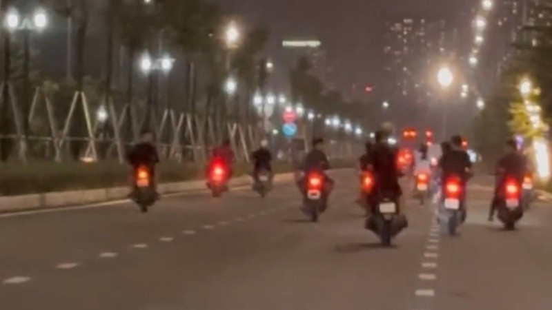 Các đối tượng tụ tập điều khiển xe máy lạng lách, đánh võng, bốc đầu gây rối mất an ninh trật tự. (ẢNH CẮT TỪ CLIP)