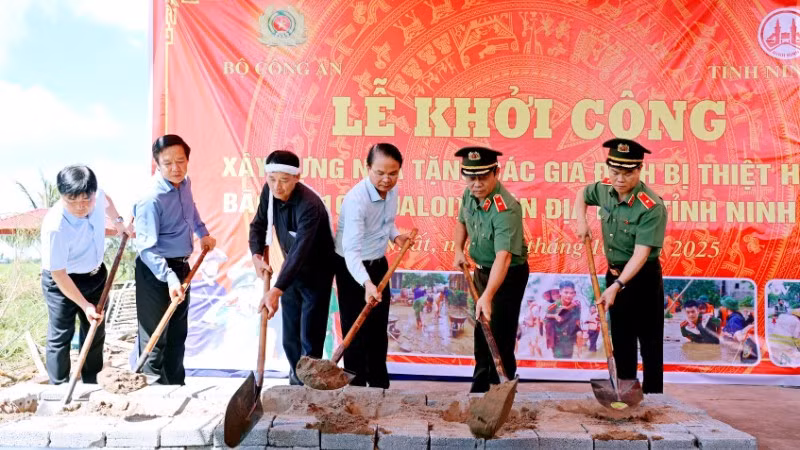 Lãnh đạo tỉnh Ninh Bình và Bộ Công an tiến hành nghi lễ khởi công xây dựng nhà tặng các gia đình bị thiệt hại do bão số 10.