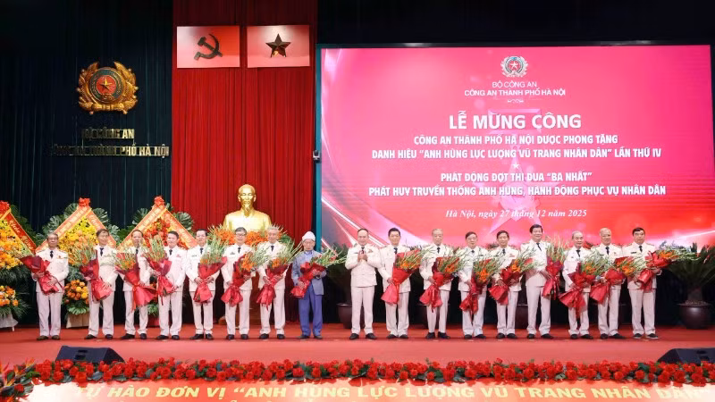 Trung tướng Nguyễn Thanh Tùng, Giám đốc Công an thành phố Hà Nội tặng hoa, tri ân các thế hệ lãnh đạo Công an thành phố qua các thời kỳ.