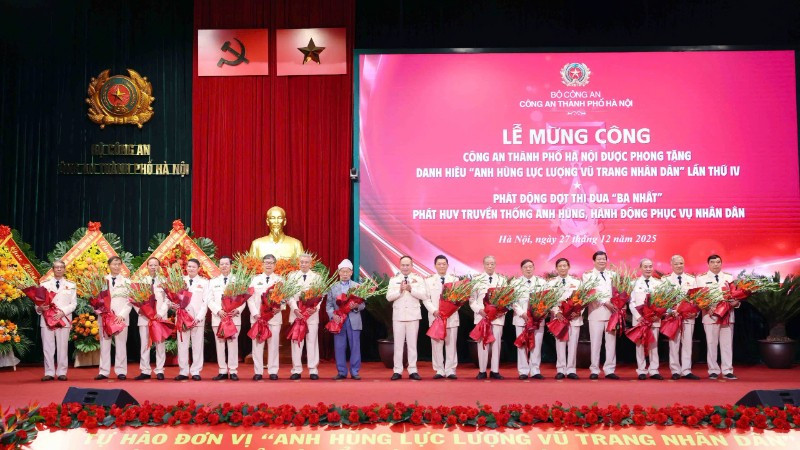 Trung tướng Nguyễn Thanh Tùng, Giám đốc Công an thành phố Hà Nội tặng hoa, tri ân các thế hệ lãnh đạo Công an thành phố qua các thời kỳ.