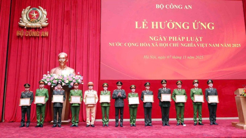 Trao giải “Tìm hiểu Luật Dữ liệu trong Công an nhân dân”.