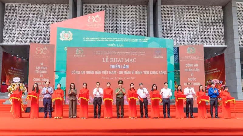 Khai mạc triển lãm.