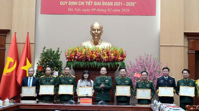 Trung tướng Nguyễn Anh Tuấn khen thưởng tập thể, cá nhân có thành tích xuất sắc.