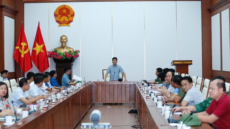 Đồng chí Lê Ngọc Châu - Phó Bí thư Thành ủy, Chủ tịch Ủy ban nhân dân thành phố Hải Phòng chủ trì cuộc họp (phiên họp lúc 20 giờ).