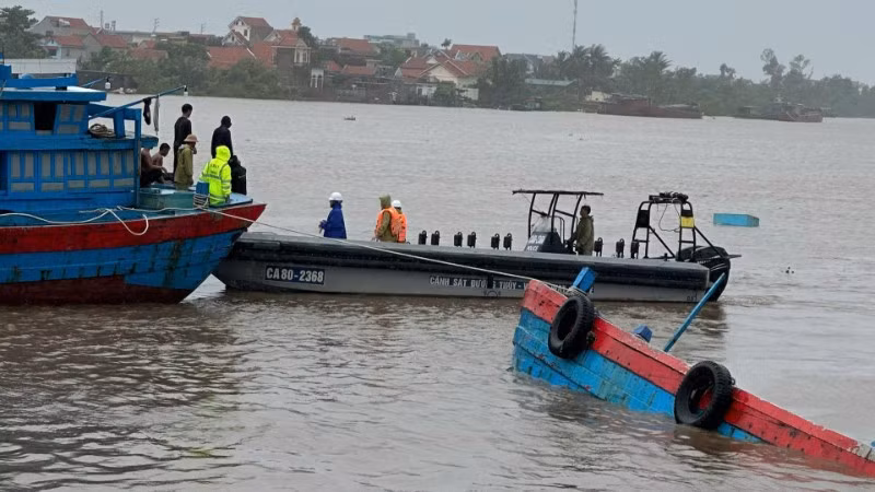 Tổ công tác Thủy đoàn 1 đưa 9 người trên tàu cá bị lật vào bờ an toàn.