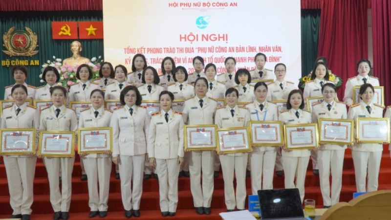 Thiếu tướng Ngô Hoài Thu và Thiếu tướng Nguyễn Thúy Quỳnh trao Bằng khen tặng các tập thể đạt thành tích xuất sắc trong phong trào thi đua giai đoạn 2022-2025.