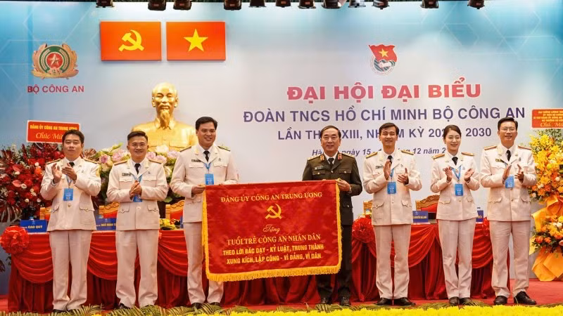 Thứ trưởng Trần Quốc Tỏ trao bức trướng của Đảng ủy Công an Trung ương tặng tuổi trẻ Công an nhân dân.