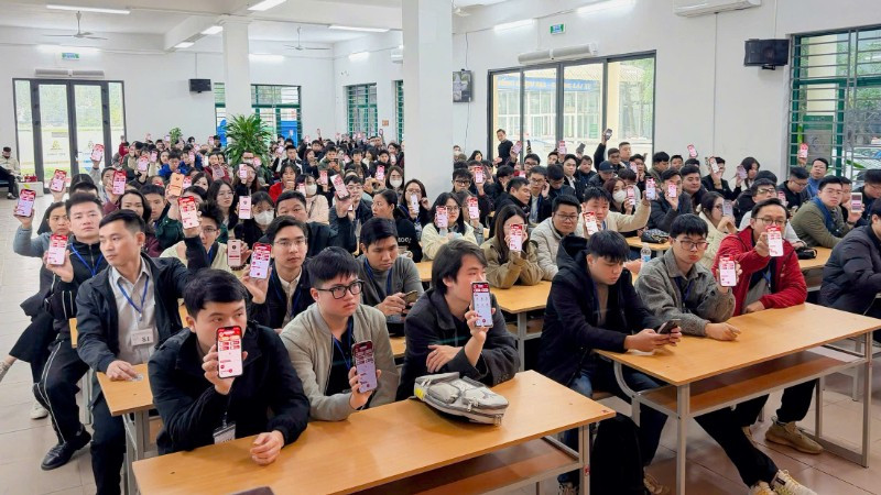 Thí sinh dự thi sát hạch, làm thủ tục đổi Giấy phép lái xe được hướng dẫn cài đặt và sử dụng ứng dụng VNeTraffic của Bộ Công an.