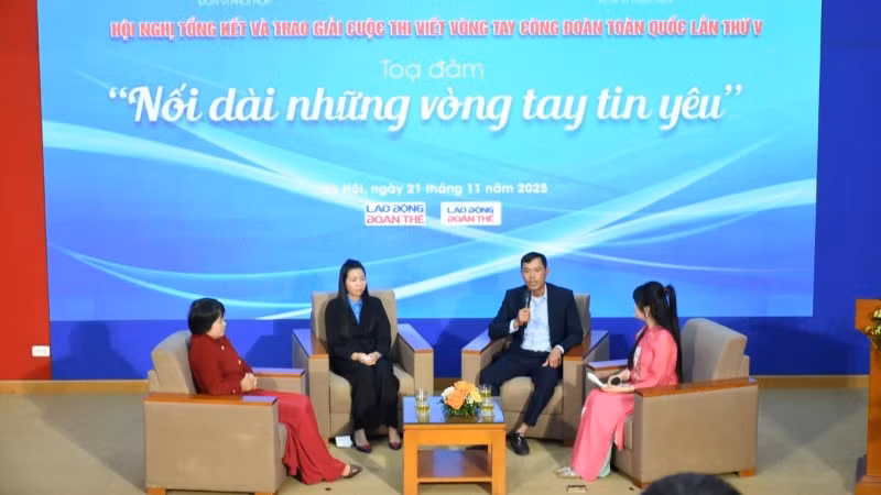 Tọa đàm với các tác giả và nhân vật bước ra từ tác phẩm tham gia Cuộc thi viết “Vòng tay Công đoàn”.