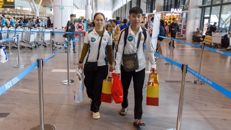 Niềm vui của đoàn viên, người lao động chuẩn bị bước lên Chuyến bay Công đoàn - Xuân 2026.