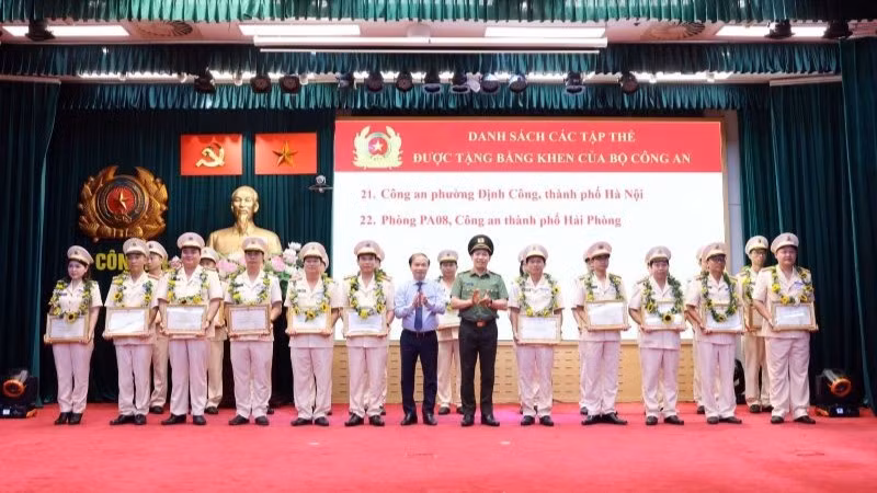 Các đồng chí Phạm Tất Thắng và Lê Văn Tuyến trao khen thưởng các tập thể, cá nhân có thành tích xuất sắc trong phong trào thi đua dân vận khéo của lực lượng Công an nhân dân.