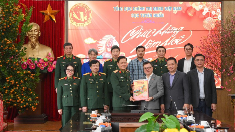 Tổng Biên tập Lê Quốc Minh trao tặng các ấn phẩm Tết của Báo Nhân Dân đến cán bộ, chiến sĩ Cục Tuyên huấn (Tổng cục Chính trị Quân đội nhân dân Việt Nam).