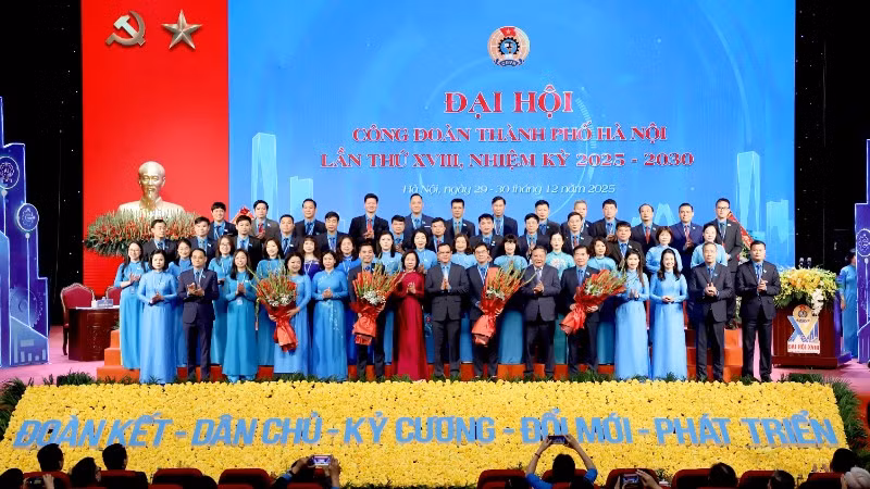 Ra mắt Ban Chấp hành Liên đoàn Lao động thành phố Hà Nội khóa XVIII.