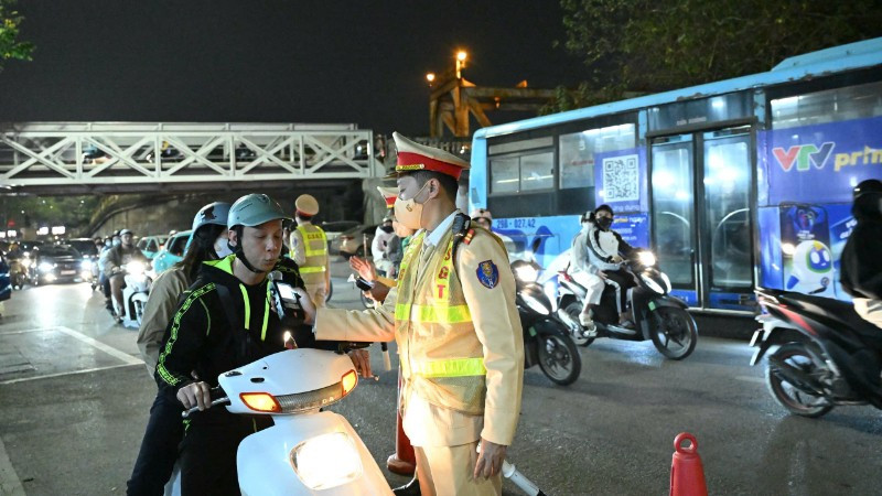 Không ít trường hợp người điều khiển xe máy còn chủ quan, điều khiển xe khi đã uống rượu bia.