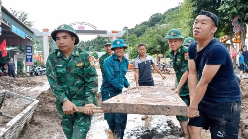 Cùng địa phương, lực lượng chức năng, các Đồn Biên phòng trên địa bàn tỉnh Nghệ An căng mình giúp nhân dân khắc phục mưa lũ lịch sử.