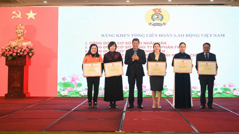 Đồng chí Huỳnh Thanh Xuân trao tặng Bằng khen của Tổng Liên đoàn Lao động Việt Nam tặng 5 tập thể trực thuộc Công đoàn Khoa học và Công nghệ Việt Nam.