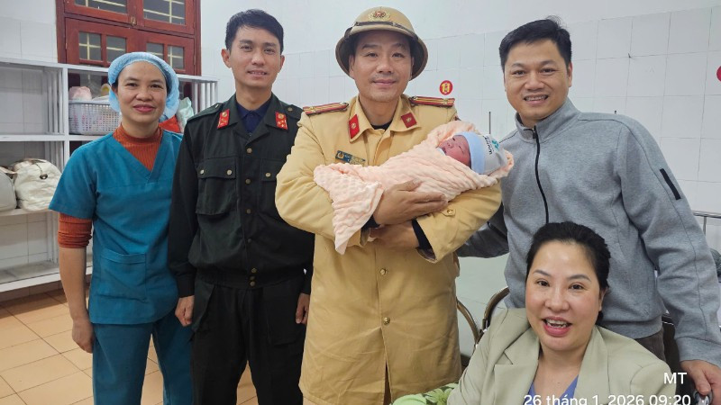 Gia đình sản phụ Hoàng Thùy D, chân thành cảm ơn lực lượng chức năng đã giúp đỡ trong cơn nguy cấp.