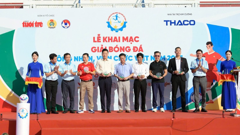 Ban tổ chức trao kỷ niệm chương tri ân đến các nhà tài trợ và đơn vị đồng hành cùng mùa giải.