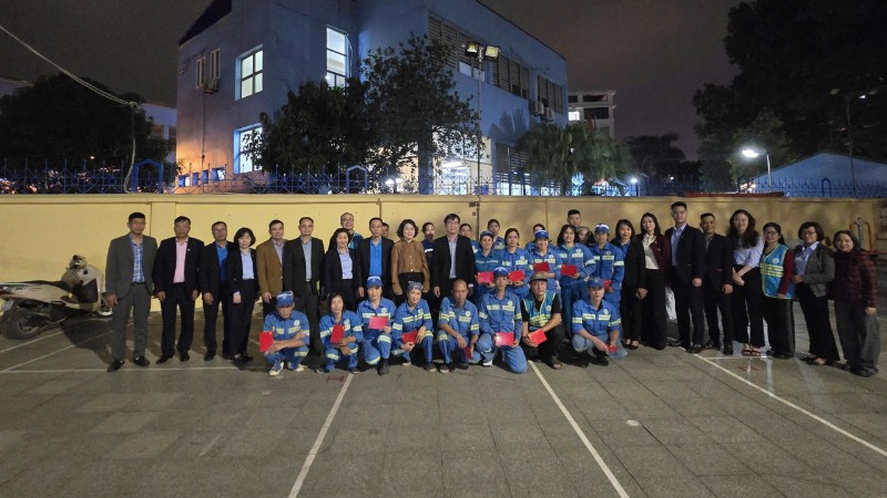 Chủ tịch Liên đoàn Lao động thành phố Hà Nội Nguyễn Văn Thắng tặng quà động viên công nhân môi trường.