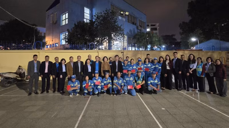 Chủ tịch Liên đoàn Lao động thành phố Hà Nội Nguyễn Văn Thắng tặng quà động viên công nhân môi trường.