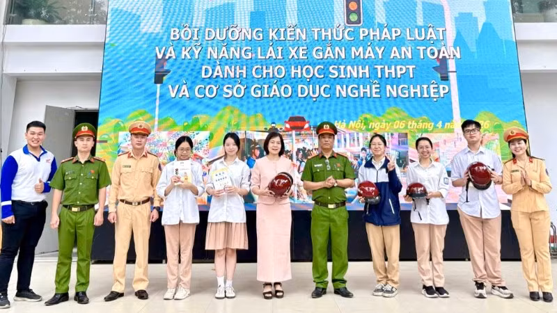 Tiết học an toàn giao thông vào đầu tuần tại Trường trung học phổ thông Nguyễn Gia Thiều.