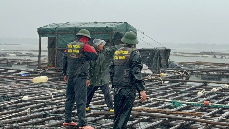 Các đơn vị Bộ đội biên phòng Quảng Ninh kêu gọi, vận động, hỗ trợ nhân dân về nơi trú tránh và thực hiện các biện pháp phòng chống, ứng phó bão số 3.