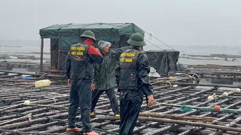 Các đơn vị Bộ đội biên phòng Quảng Ninh kêu gọi, vận động, hỗ trợ nhân dân về nơi trú tránh và thực hiện các biện pháp phòng chống, ứng phó bão số 3.