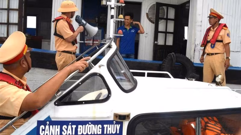 Lực lượng Công an tuyên truyền vận động bà con ngư dân và các hộ gia đình tại các tỉnh, thành phố Hải Phòng, Quảng Ninh, Hưng Yên phòng, chống bão số 3.