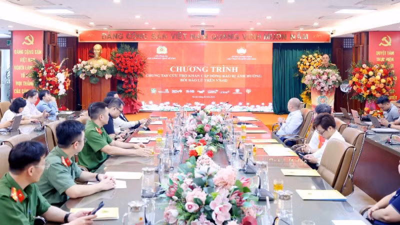 Chung tay cứu trợ khẩn cấp đồng bào bị ảnh hưởng bởi bão lũ trên nền tảng VNeID năm 2025.