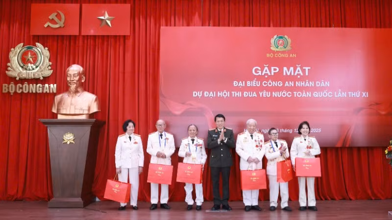 Bộ trưởng Công an Lương Tam Quang trao quà của Bộ Công an tặng đại biểu tại gặp mặt.