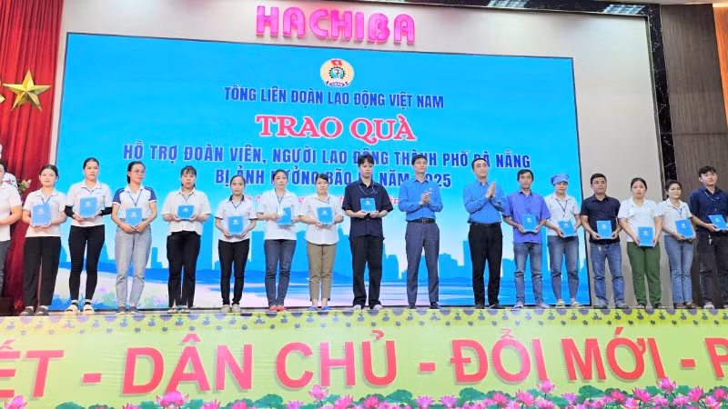 Trao hỗ trợ tặng công nhân, lao động Đà Nẵng bị ảnh hưởng bởi mưa lũ. 