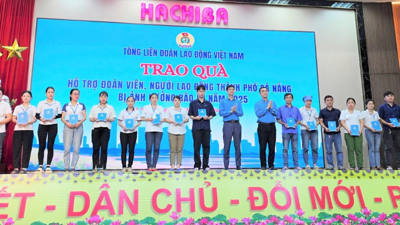 Trao hỗ trợ tặng công nhân, lao động Đà Nẵng bị ảnh hưởng bởi mưa lũ. 