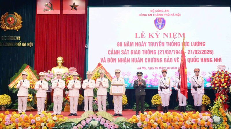 Trung tướng Nguyễn Thanh Tùng trao Huân chương Bảo vệ Tổ quốc hạng Nhì cho Phòng Cảnh sát giao thông Hà Nội.