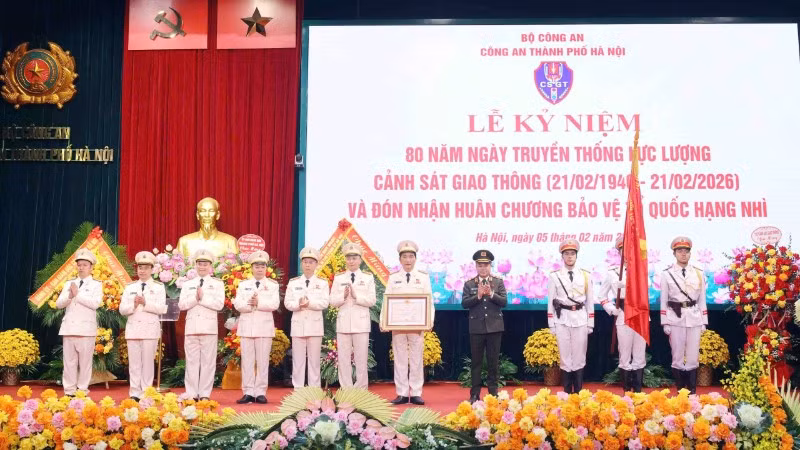 Trung tướng Nguyễn Thanh Tùng trao Huân chương Bảo vệ Tổ quốc hạng Nhì cho Phòng Cảnh sát giao thông Hà Nội.